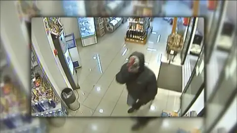 El ladrón atracaba con la máscara de 'Scream' El ladrón atracaba con la máscara de 'Scream'