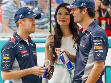 Sebastian Vettel habla con su compañero Mark Webber antes de la carrera de Malasia