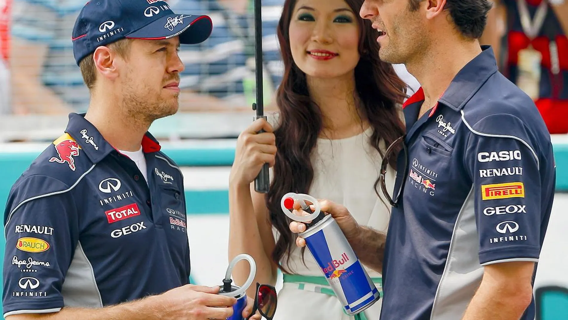 Sebastian Vettel habla con su compañero Mark Webber antes de la carrera de Malasia