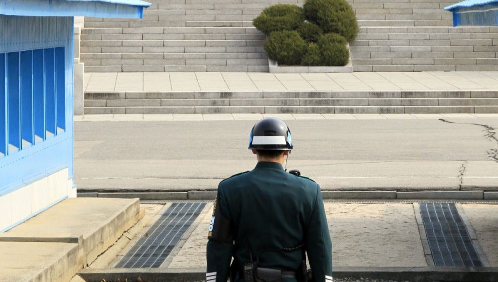 Un soldado surcoreano en guardia frente a uno norcoreano