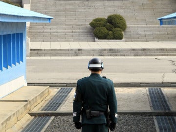 Un soldado surcoreano en guardia frente a uno norcoreano