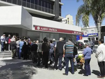 Pequeñas colas en frente de un banco chipriota. Pequeñas colas en frente de un banco chipriota.