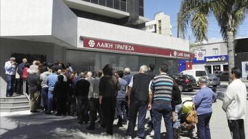 Pequeñas colas en frente de un banco chipriota.