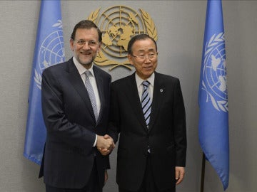 Rajoy saluda a Ban-Ki-moon durante una reunión. Rajoy saluda a Ban-Ki-moon durante una reunión.