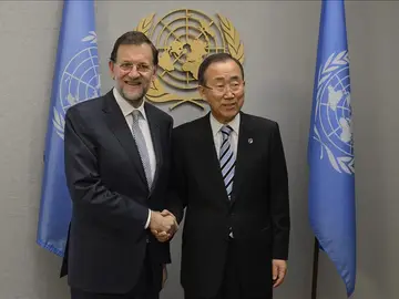 Rajoy saluda a Ban-Ki-moon durante una reunión. Rajoy saluda a Ban-Ki-moon durante una reunión.
