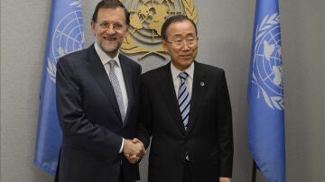 Rajoy saluda a Ban-Ki-moon durante una reunión.