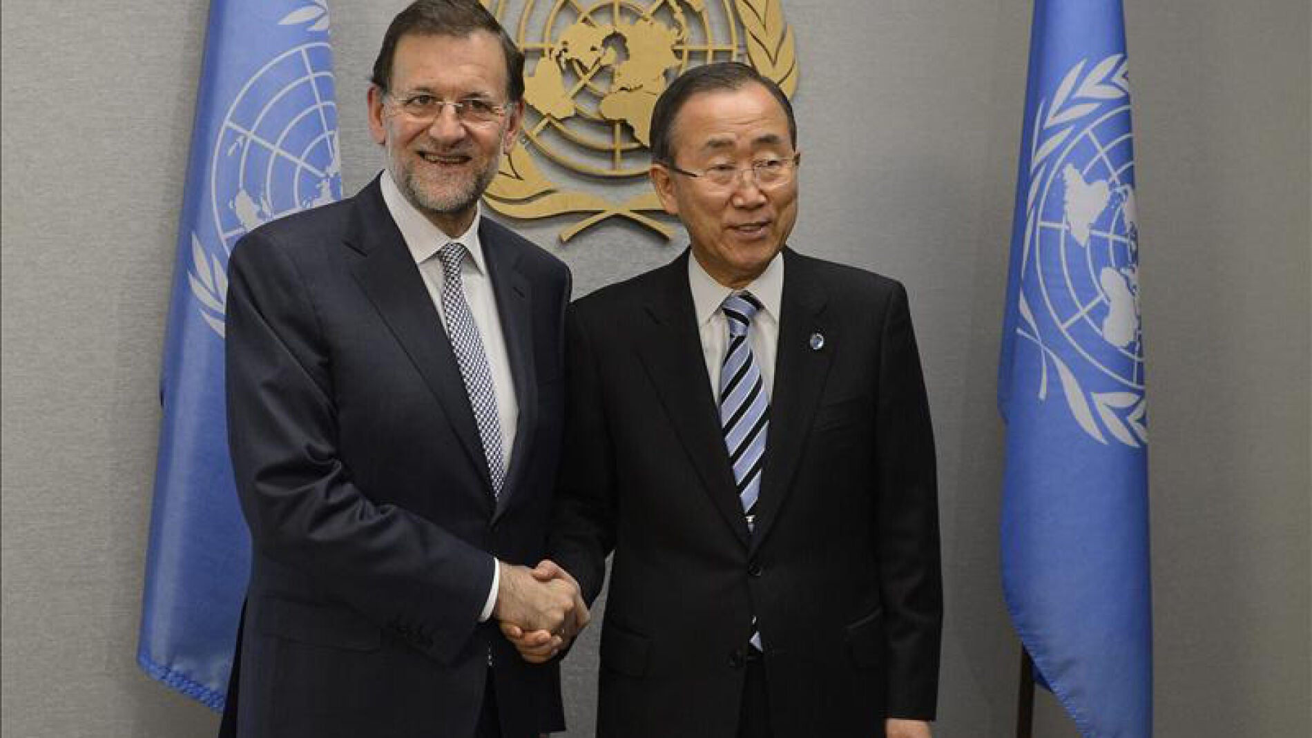 Rajoy saluda a Ban-Ki-moon durante una reuni&oacute;n.