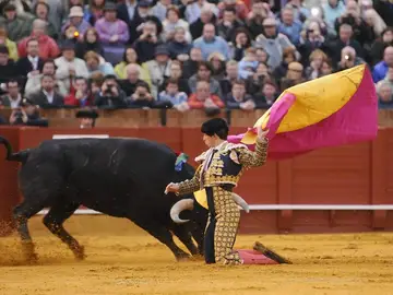 El Juli recibe a un toro en portagayola. El Juli recibe a un toro en portagayola.