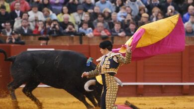 El Juli regala a Sevilla una magistral faena y sale a hombros por la Puerta del Príncipe