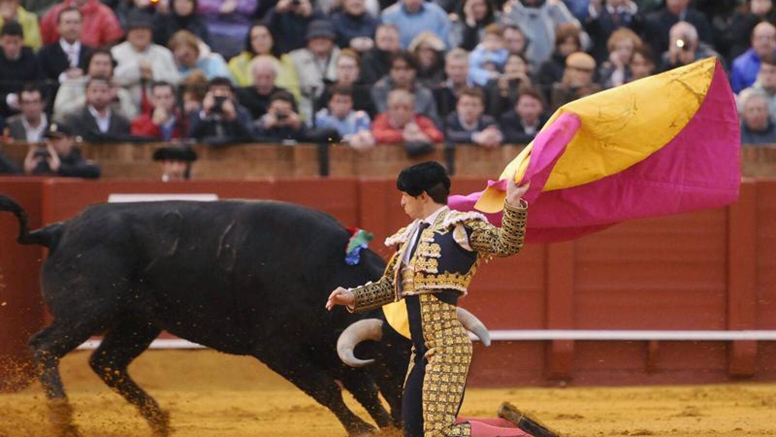 El Juli regala a Sevilla una magistral faena y sale a hombros por la Puerta del Príncipe