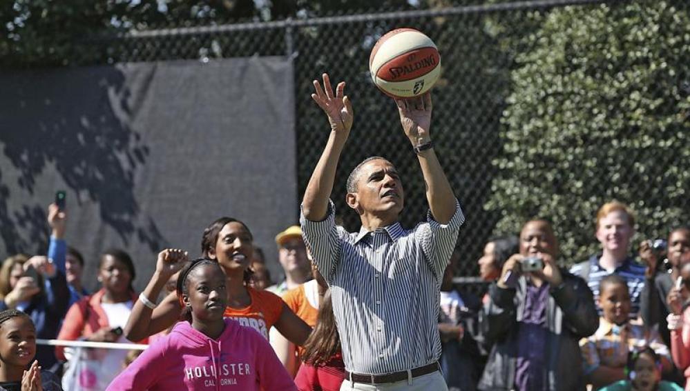 Obama practica uno de sus deportes favoritos, el baloncesto
