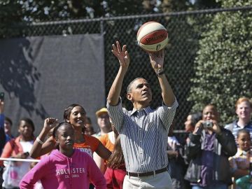 Obama practica uno de sus deportes favoritos, el baloncesto