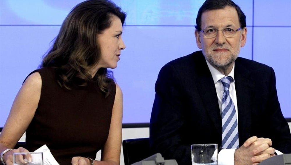 Cospedal conversa con Rajoy durante la Junta Directiva Nacional del PP