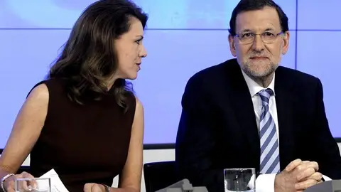 Cospedal conversa con Rajoy durante la Junta Directiva Nacional del PP Cospedal conversa con Rajoy durante la Junta Directiva Nacional del PP