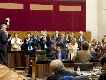 Griñán es aplaudido tras comparecer en el Parlamento de Andalucía