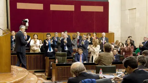 Griñán es aplaudido tras comparecer en el Parlamento de Andalucía Griñán es aplaudido tras comparecer en el Parlamento de Andalucía