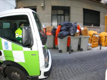 Un camión de recogida de basura en una calle de la capital