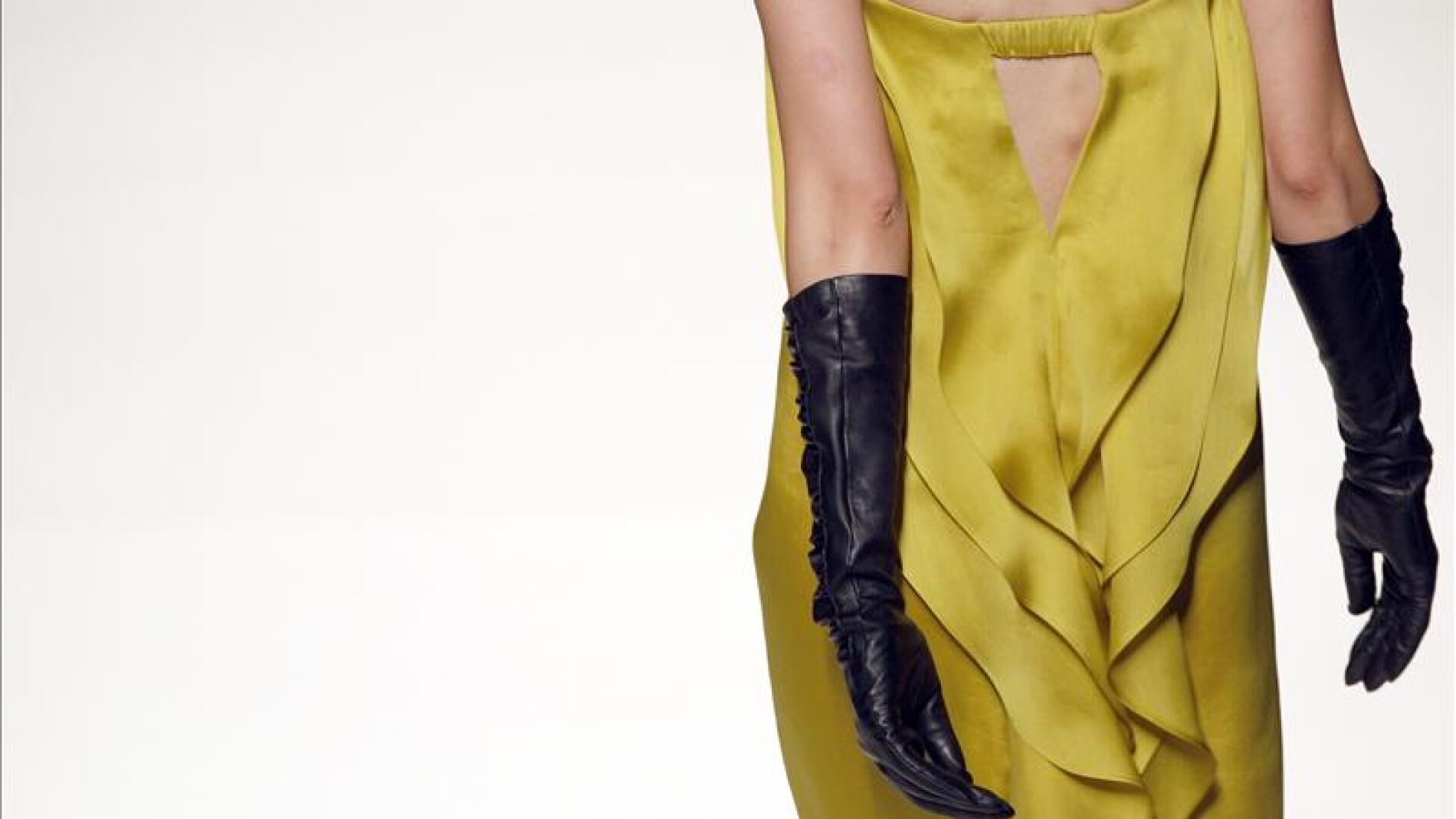Detalle de la espalda de una modelo en la Pasarela Cibeles