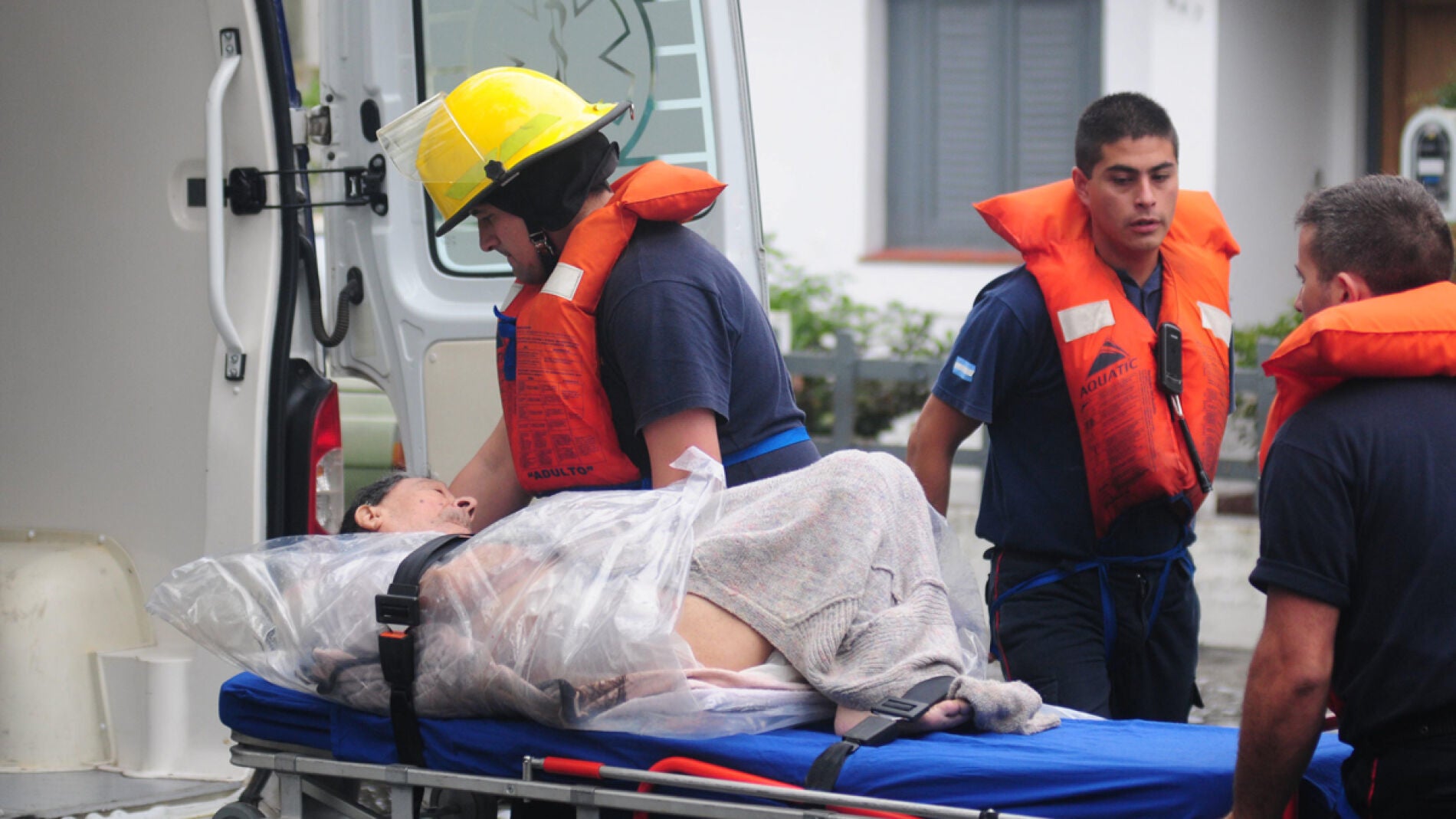 Un hombre es evacuado por un grupo de bomberos en La Plata