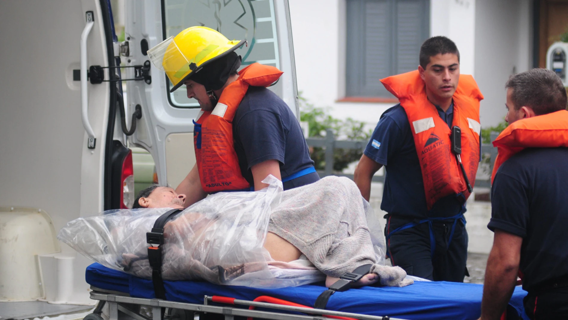 Un hombre es evacuado por un grupo de bomberos en La Plata Un hombre es evacuado por un grupo de bomberos en La Plata
