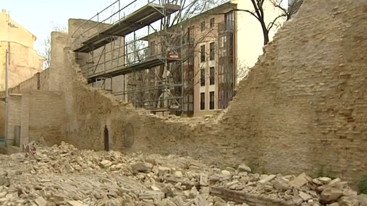 Se derrumban 30 metros de la muralla medieval de Zaragoza