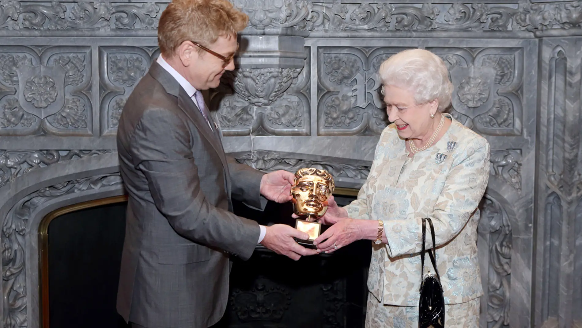 Isabel II recibe el Bafta honorífico