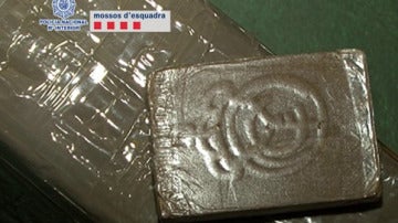 Pieza de hachís sellada con el escudo del Madrid