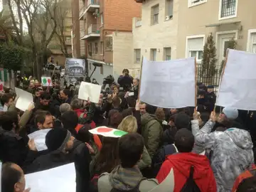 'Escrache' de activistas del PAH ante la vivienda de Soraya Sáenz de Santamaría 'Escrache' de activistas del PAH ante la vivienda de Soraya Sáenz de Santamaría