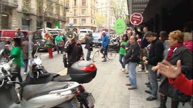 Protesta de la PAH frente al despacho de Miquel Roca, abogado de la infanta Cristina