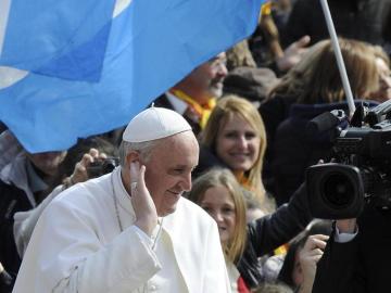 El papa Francisco saluda en la plaza de San Pedro del Vaticano