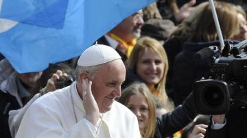 El papa Francisco saluda en la plaza de San Pedro del Vaticano