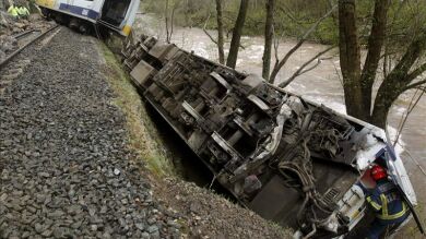 Renfe apunta al temporal como posible causa del descarrilamiento de un tren en Cantabria