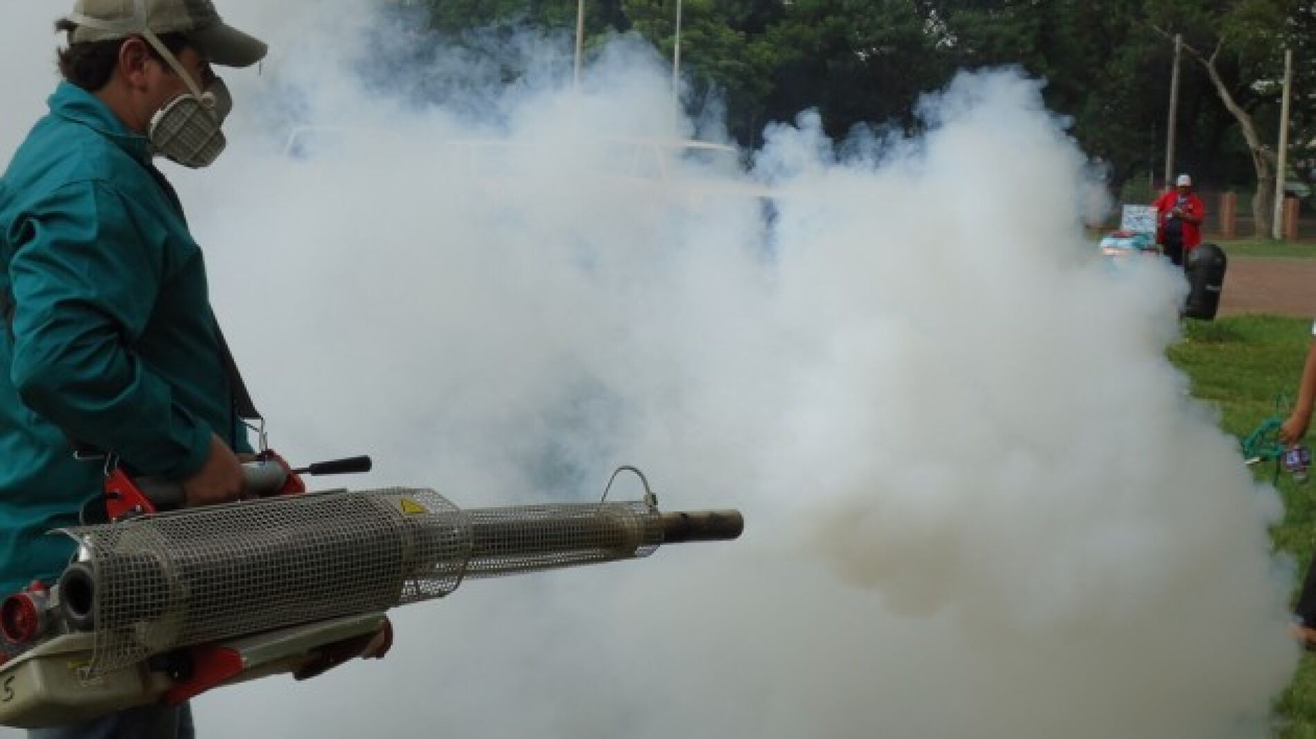 La fumigaci&oacute;n es fundamental para combatir los mosquitos que transmiten el dengue 