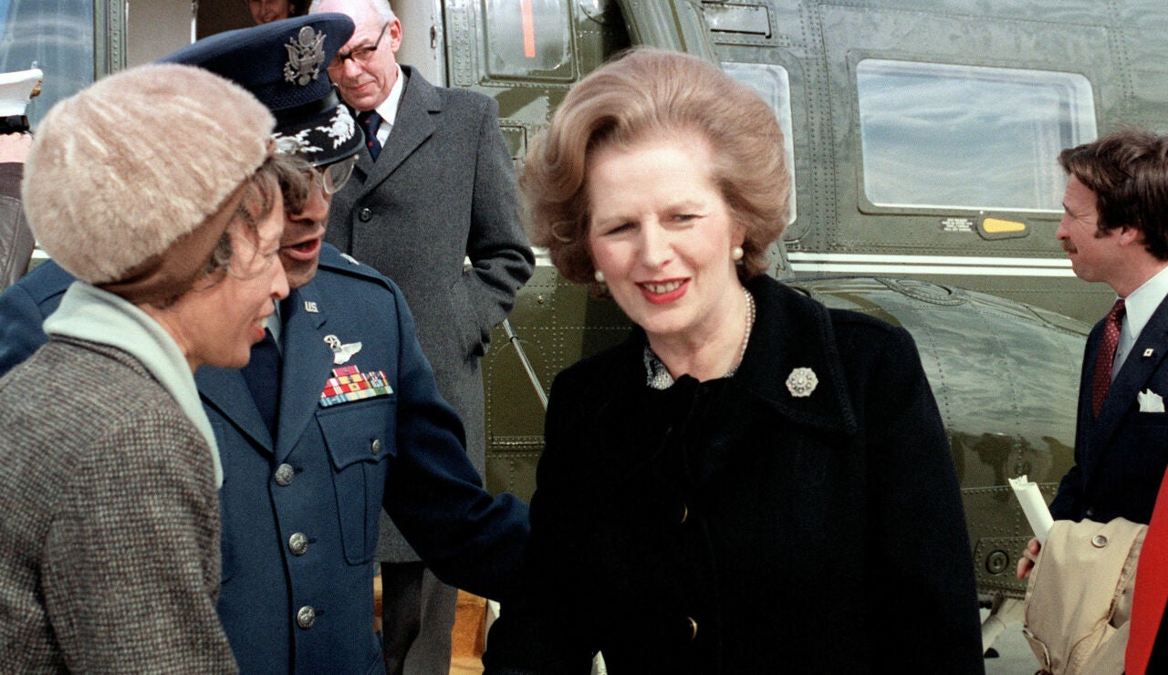 Margaret Thatcher junto a un helic&oacute;ptero