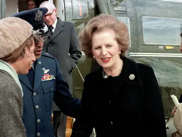 Margaret Thatcher junto a un helicóptero Margaret Thatcher junto a un helicóptero