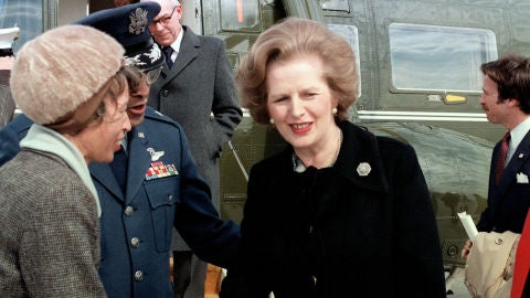 Margaret Thatcher junto a un helic&oacute;ptero