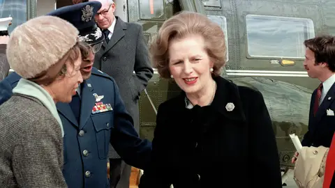 Margaret Thatcher junto a un helicóptero Margaret Thatcher junto a un helicóptero