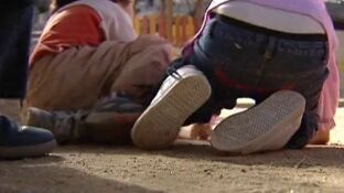 Archivo | Ni&ntilde;os jugando de espaldas