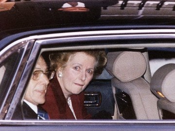 Margaret Thatcher abandonando Downing Street