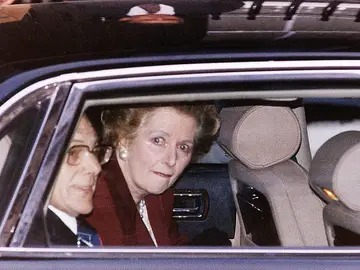 Margaret Thatcher abandonando Downing Street Margaret Thatcher abandonando Downing Street