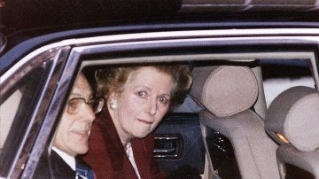 Margaret Thatcher abandonando Downing Street
