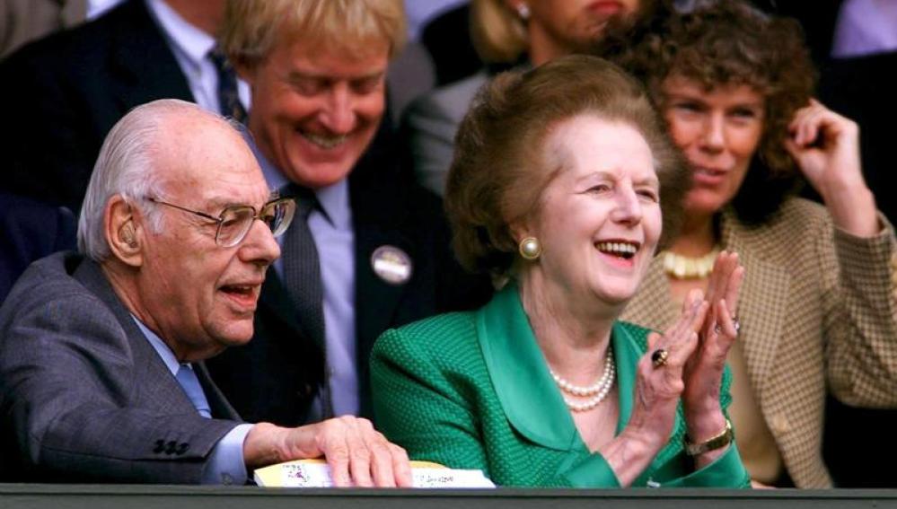 Margaret Thatcher junto a su marido Dennis