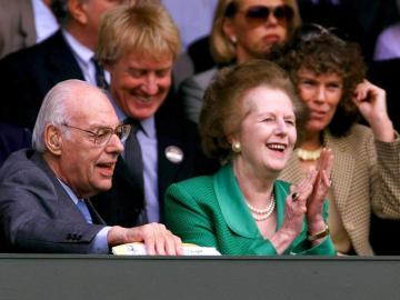 Margaret Thatcher junto a su marido Dennis
