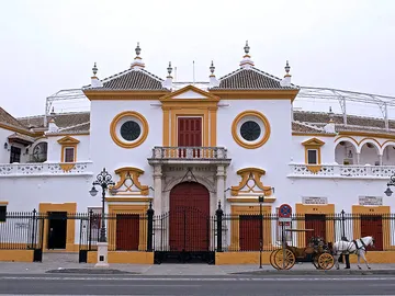La Plaza de Toros de la Real Maestranza de Caballería de Sevilla La Plaza de Toros de la Real Maestranza de Caballería de Sevilla