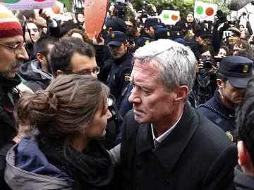 Jorge Verstrynge, en el escrache ante el domicilio de Santamaría Jorge Verstrynge, en el escrache ante el domicilio de Santamaría