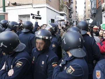Escrache frente al domicilio de Soraya Sáenz de Santamaría Escrache frente al domicilio de Soraya Sáenz de Santamaría