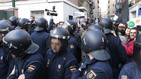 Escrache frente al domicilio de Soraya S&aacute;enz de Santamar&iacute;a