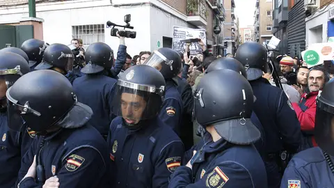 Escrache frente al domicilio de Soraya Sáenz de Santamaría Escrache frente al domicilio de Soraya Sáenz de Santamaría