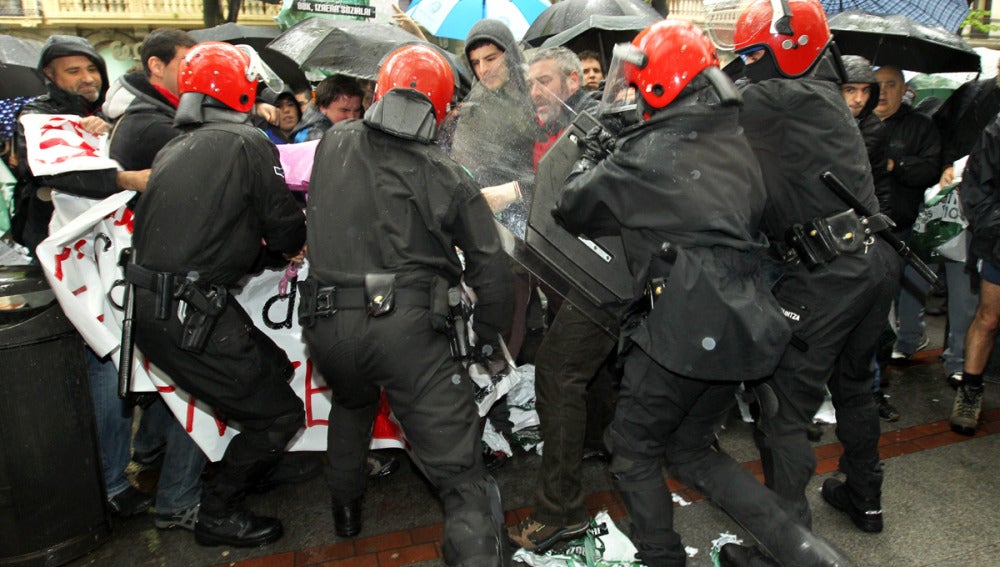 La Ertzaintza carga contra los participantes de un escrache en Bilbao