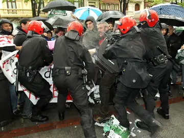 La Ertzaintza carga contra los participantes de un escrache en Bilbao La Ertzaintza carga contra los participantes de un escrache en Bilbao